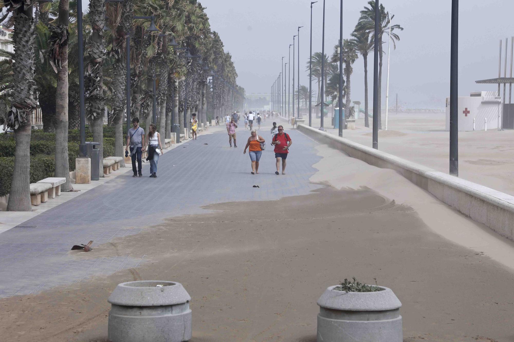 La playa de la Malvarrosa despues del temporal