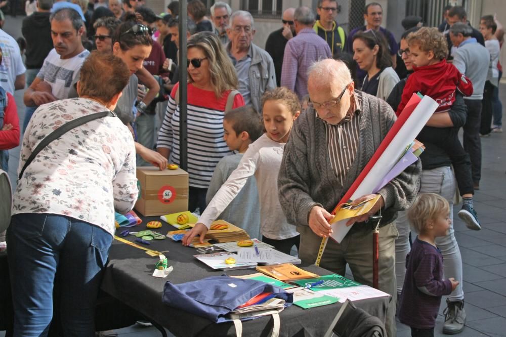 Penjada de cartells a Manresa pro referèndum