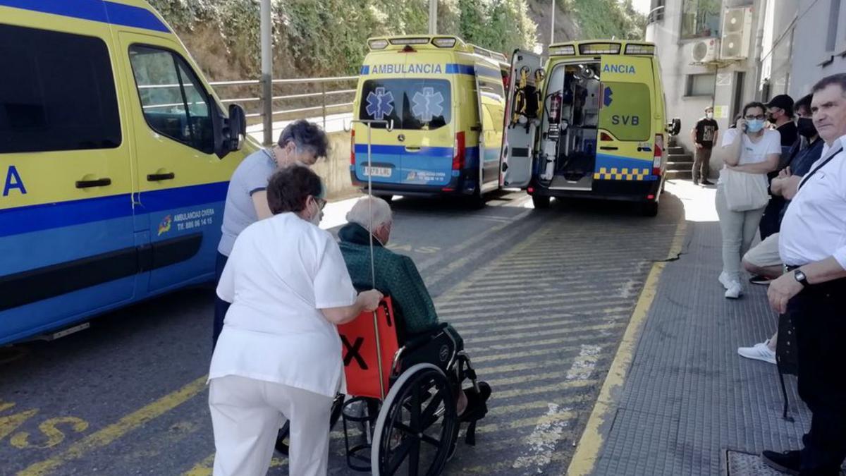 Varias ambulancias ante Urgencias de Montecelo.