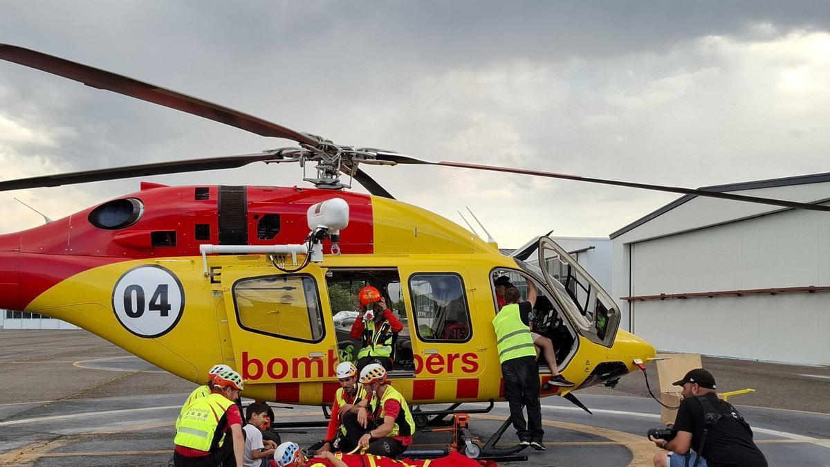 El fotògraf i el nen, a la sessió a l'aeroport de la Seu d'Urgell