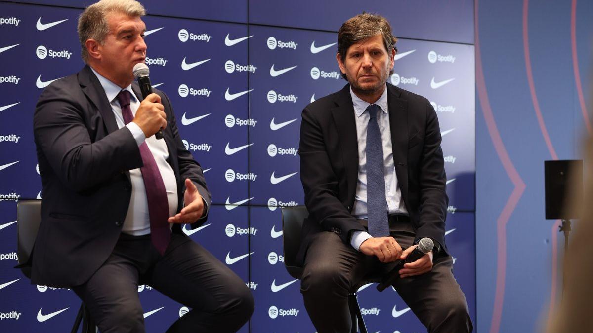 Mateu Alemany, a la derecha, junto al presidente del Barça Joan Laporta