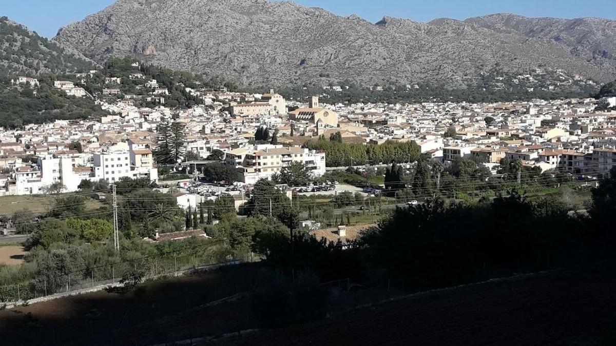 Vista general del pueblo de Pollença desde el camino del Puig de Maria.