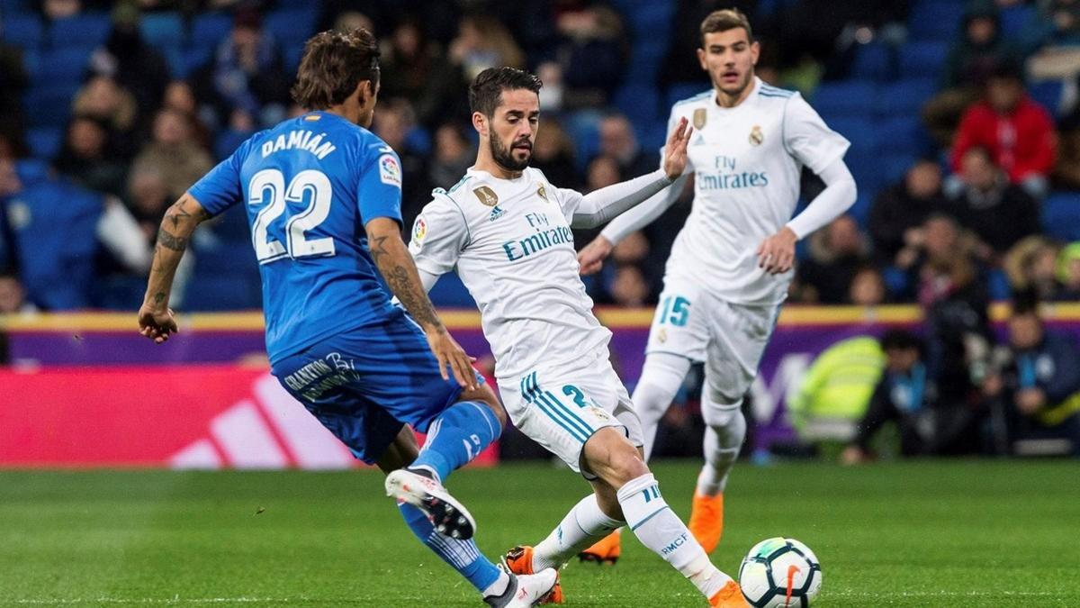 Isco y Damián Suárez disputan el balón