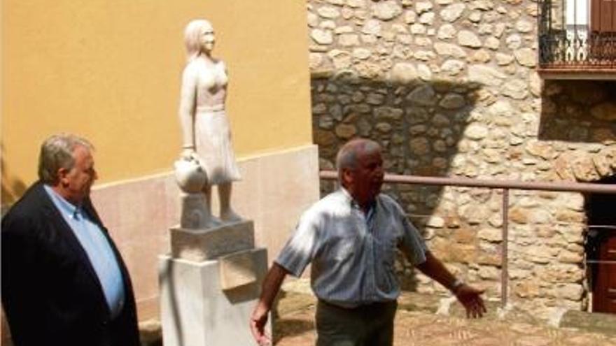 D&#039;esquerra a dreta, Joaquim Manté (alcalde), la noia del càntir i Liberto Nogué (escultor).