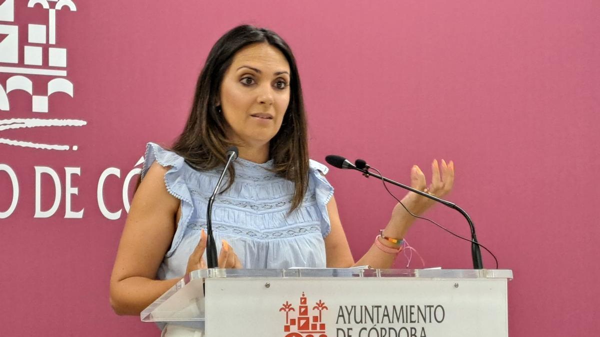 La concejala del PSOE, Carmen González, critica la gestión del turismo del PP.