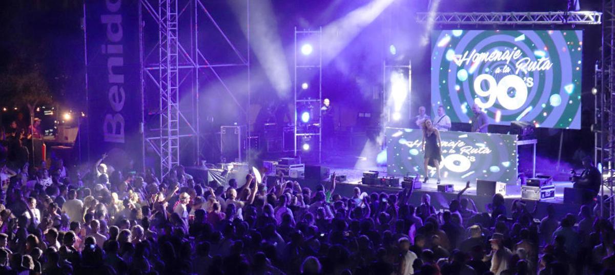 Benidorm baila a ritmo de "bakalao" durante siete horas