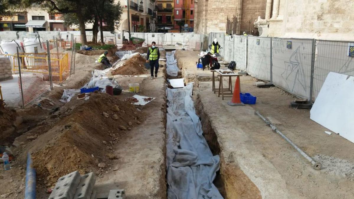 Los arqueólogos trabajando ayer en la zanja de Iberdrola. | J.M.M