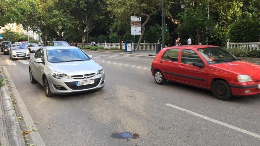 Dos coches transitan por la avenida Ricardo Soriano, en el centro de Marbella.