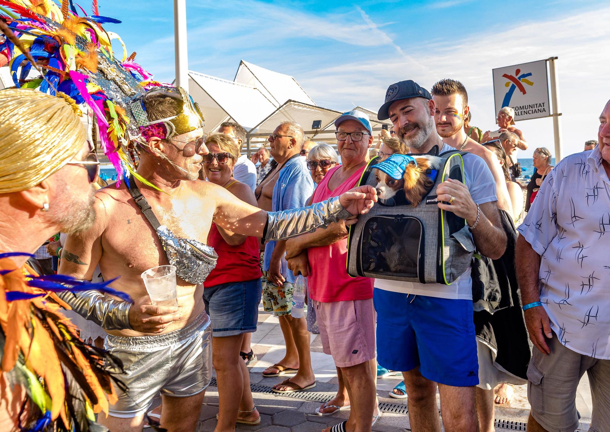 Como en ediciones anteriores, The Parade ha comenzado esta tarde desde el Rincón de Loix, recorriendo el Paseo de la Playa de Levante Levante y un tramo de la avenida Mediterráneo hasta alcanzar el auditorio Julio Iglesias del Parque de l’Aigüera donde se ha continuado la fiesta.