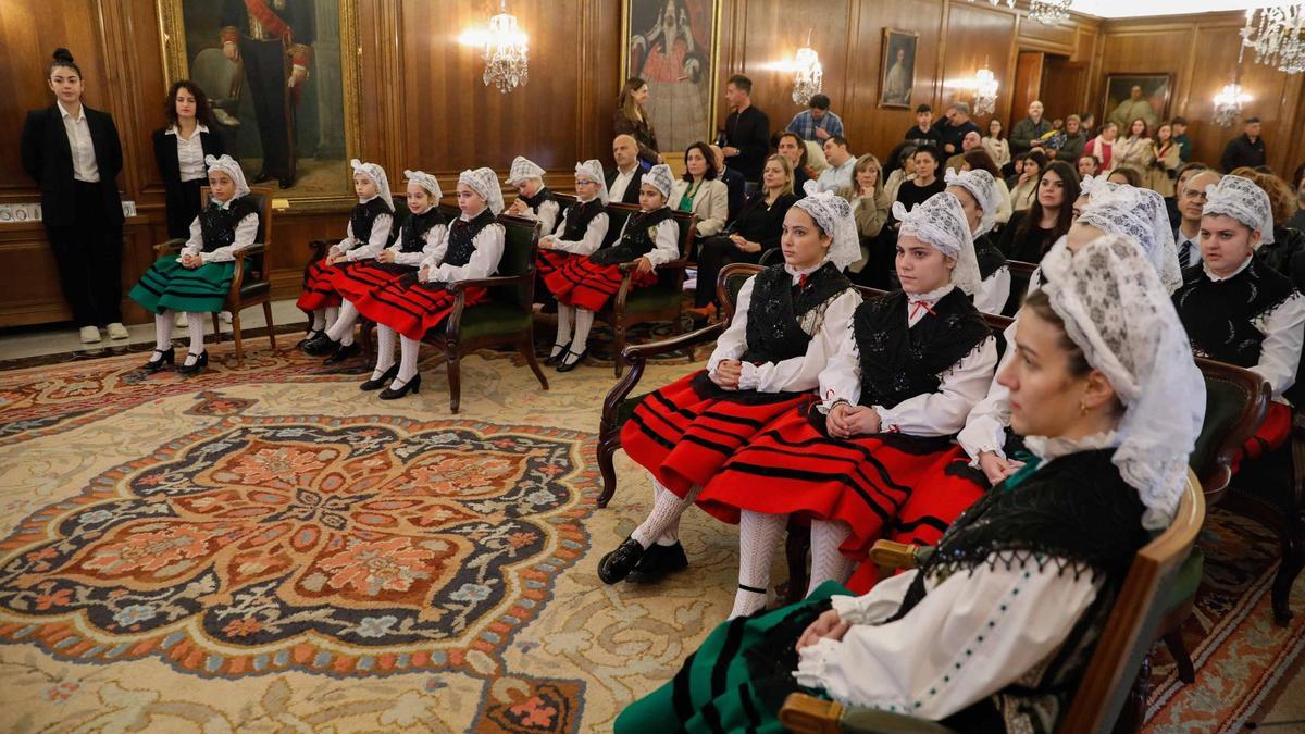 Recepción en el Ayuntamiento a las Xanas, Xaninas y Damas de honor en las últimas fiestas de El Bollo.