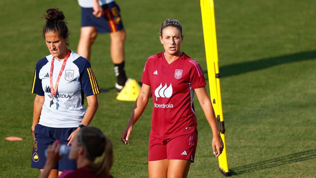 Archivo - La futbolista Alexia Putellas y la entrenadora Montse Tomé, durante un entrenamiento con la selección española.