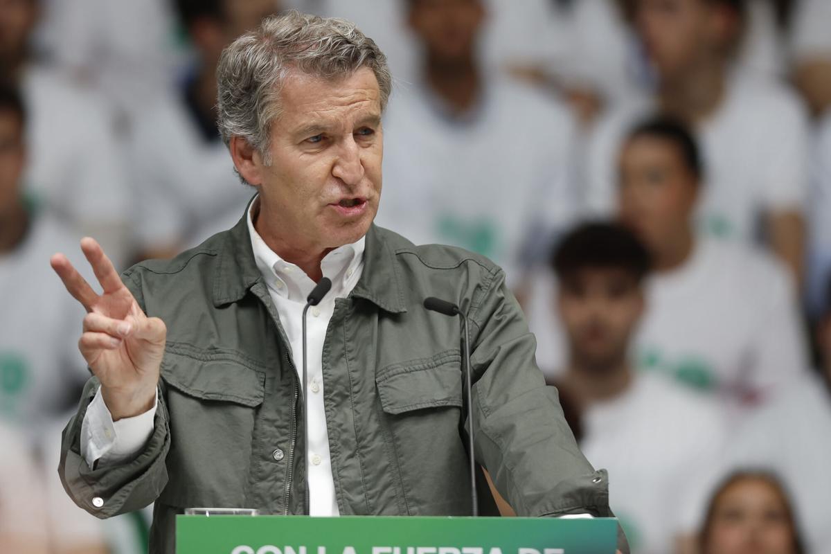 Mitin de campaña del PP con Alberto Núñez Feijóo y Juanma Moreno en Carranque