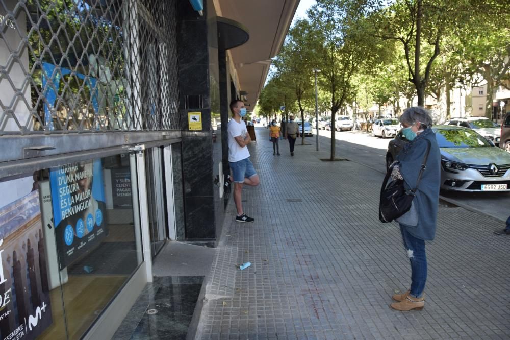 El comerç de Berga aixeca la persiana i les terrasses tornen a ocupar els carrers