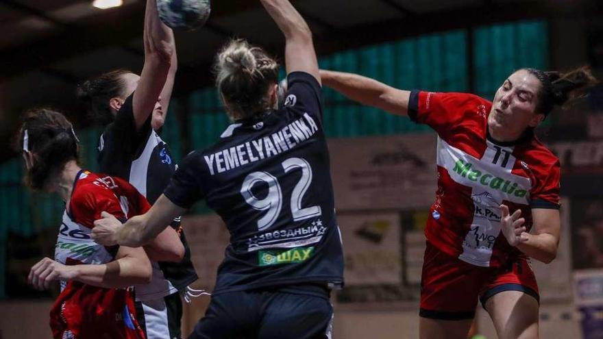 Inés Hernández se dispone a lanzar a puerta durante el primer partido de la eliminatoria europea en A Sangriña. // R. Grobas