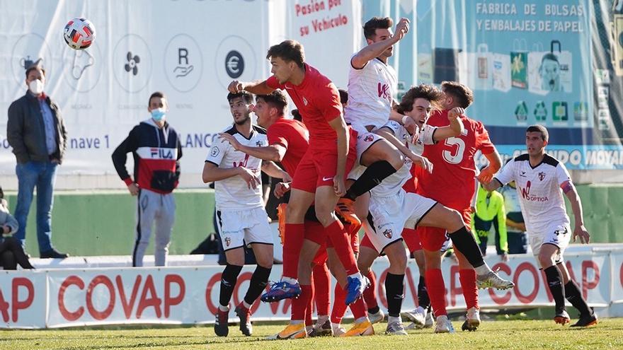 Imagen de un partido del CD Pozoblanco en la presente temporada en Tercera División.