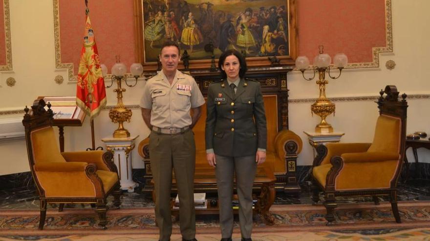 El comandante general, Fernando Aznar, y Laura García de Carlos.