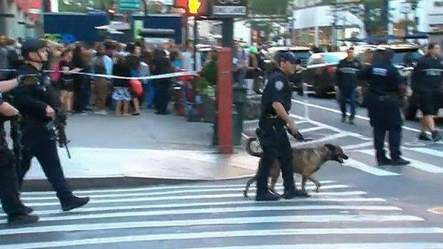 Dos policías heridos en Nueva York tras ser atacados por un hombre con un cuchillo