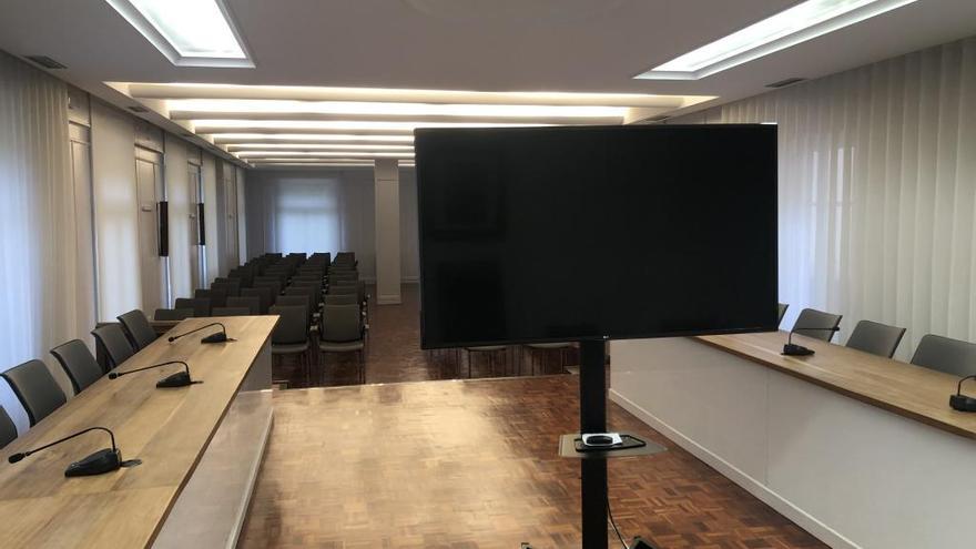 Pantalla instalada en el salón de plenos del ayuntamiento