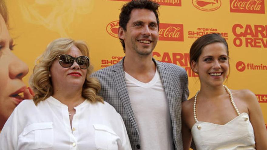 Paco León, entre su madre y su hermana.