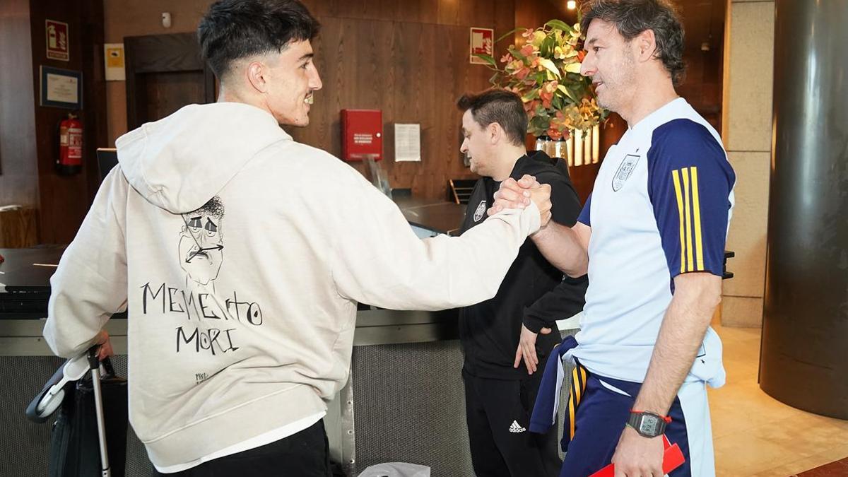 Diego López saludando a Santi Denia, seleccionador sub-21