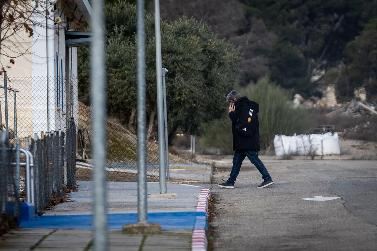 Txema Indias habla por teléfono a su llegada a la Ciudad Deportiva este martes.