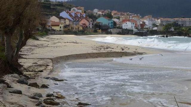 Las "barroncas" o escarpes erosivos habituales en la playa de Agrelo, en Bueu. // Gonzalo Núñez