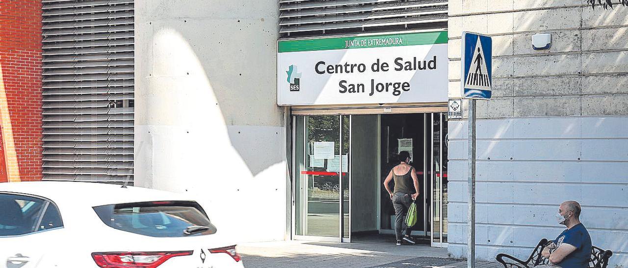 Un paciente entra en un centro de salud de Cáceres.