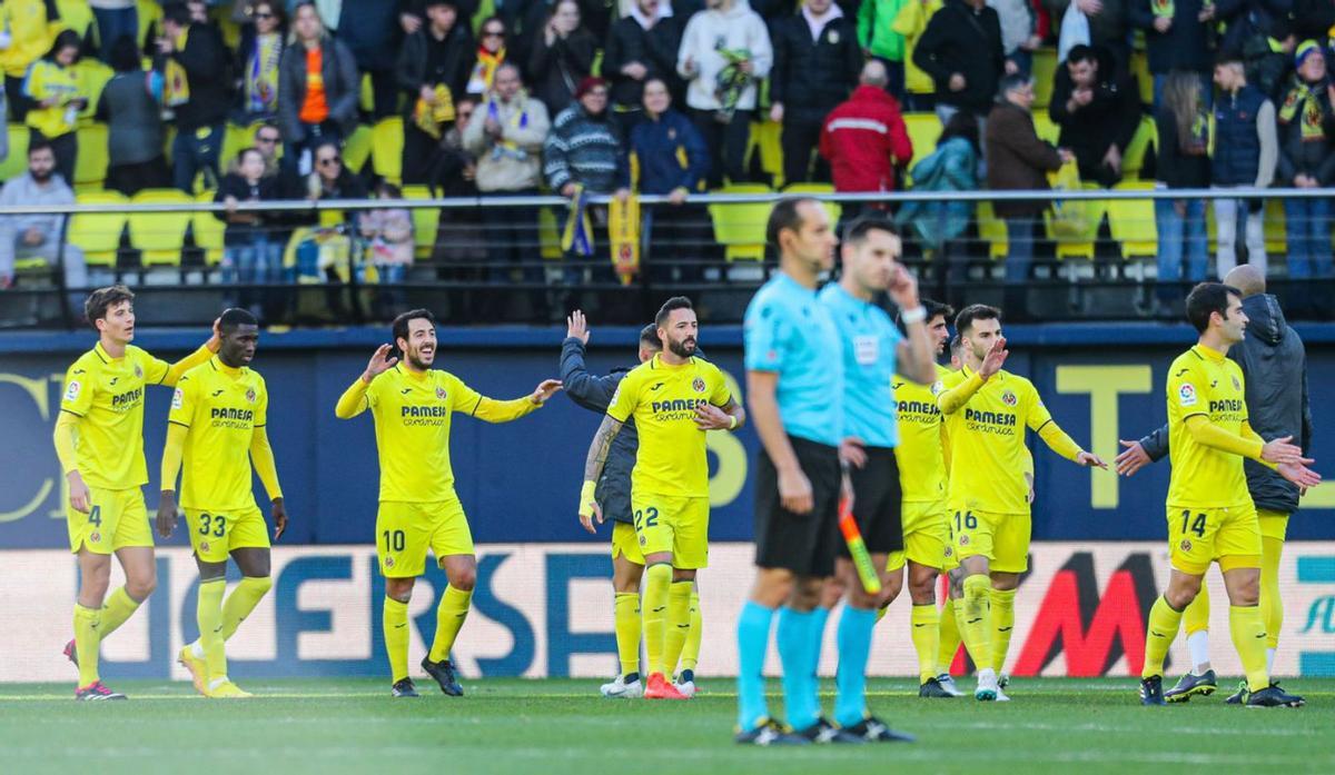 Els jugadors del Vila-real celebren el triomf amb Del Cerro Grande en primer pla.