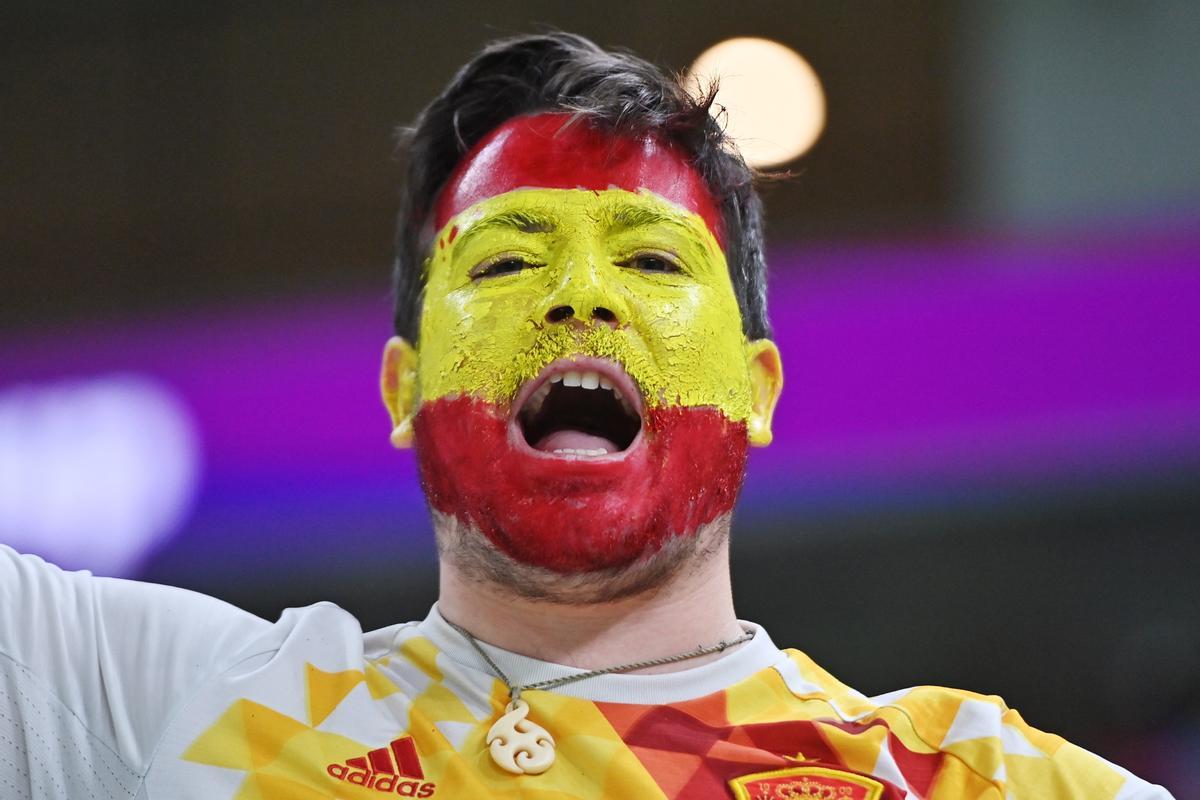 Doha (Qatar), 23/11/2022.- Fans of Spain ahead of the FIFA World Cup 2022 group E soccer match between Spain and Costa Rica at Al Thumama Stadium in Doha, Qatar, 23 November 2022. (Mundial de Fútbol, España, Catar) EFE/EPA/Noushad Thekkayil