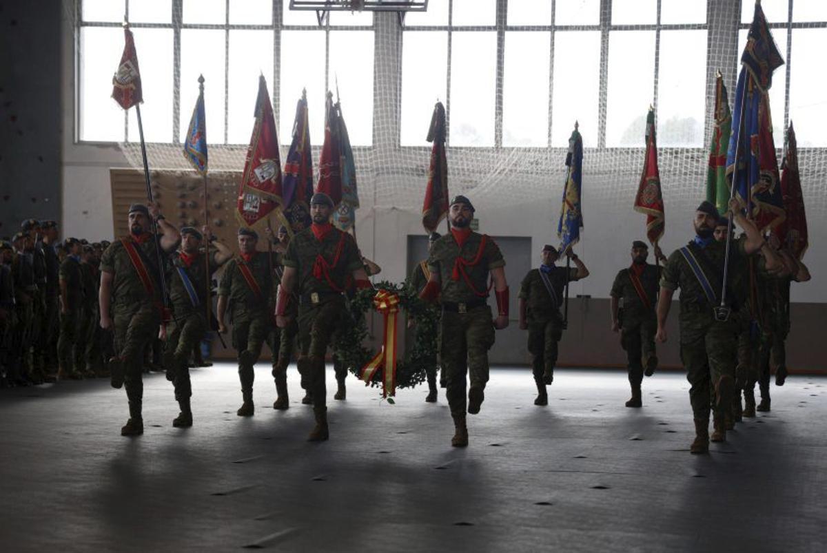 Autoridades y público asistentes al acto militar. |  G. S.