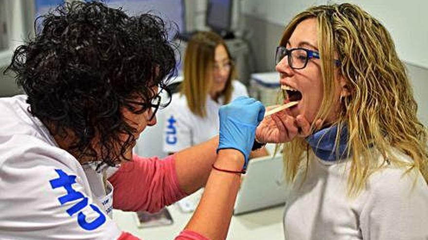 Una pacient atesa per una professional de l&#039;equip que treballa a la Clínica Universitària de la UManresa-FUB