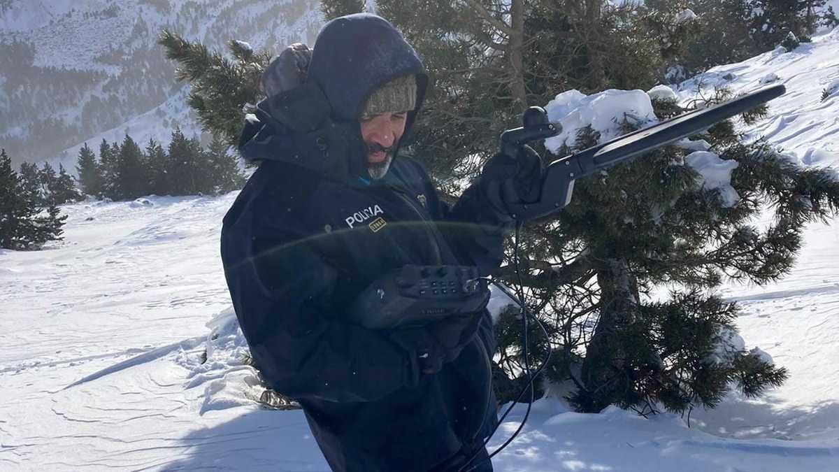 Un efectiu de la Unitat de Mitjans Tècnics dels Mossos d&#039;Esquadra equipat per captar el senyal del telèfon mòbil del desaparegut