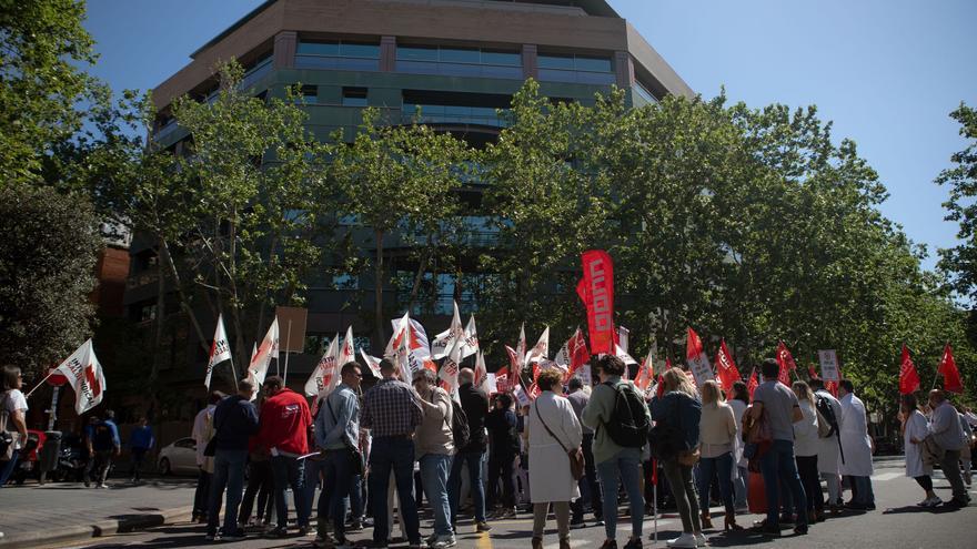 El personal sanitario protesta en Conselleria por recortes de 45 millones de euros y la movilidad forzosa de las macroáreas