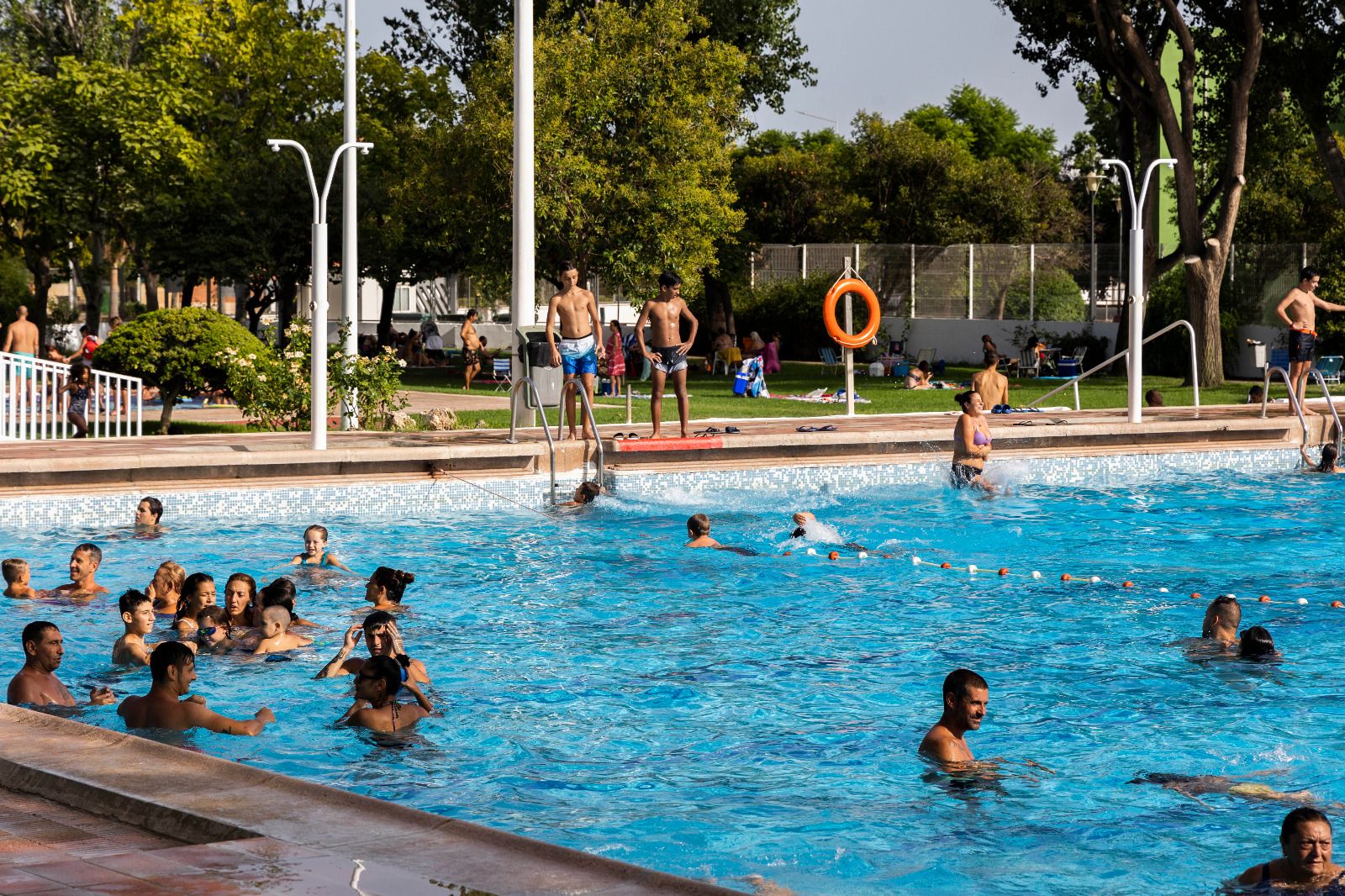 La piscina de Silla, gratis en la ola de calor, repleta de gente