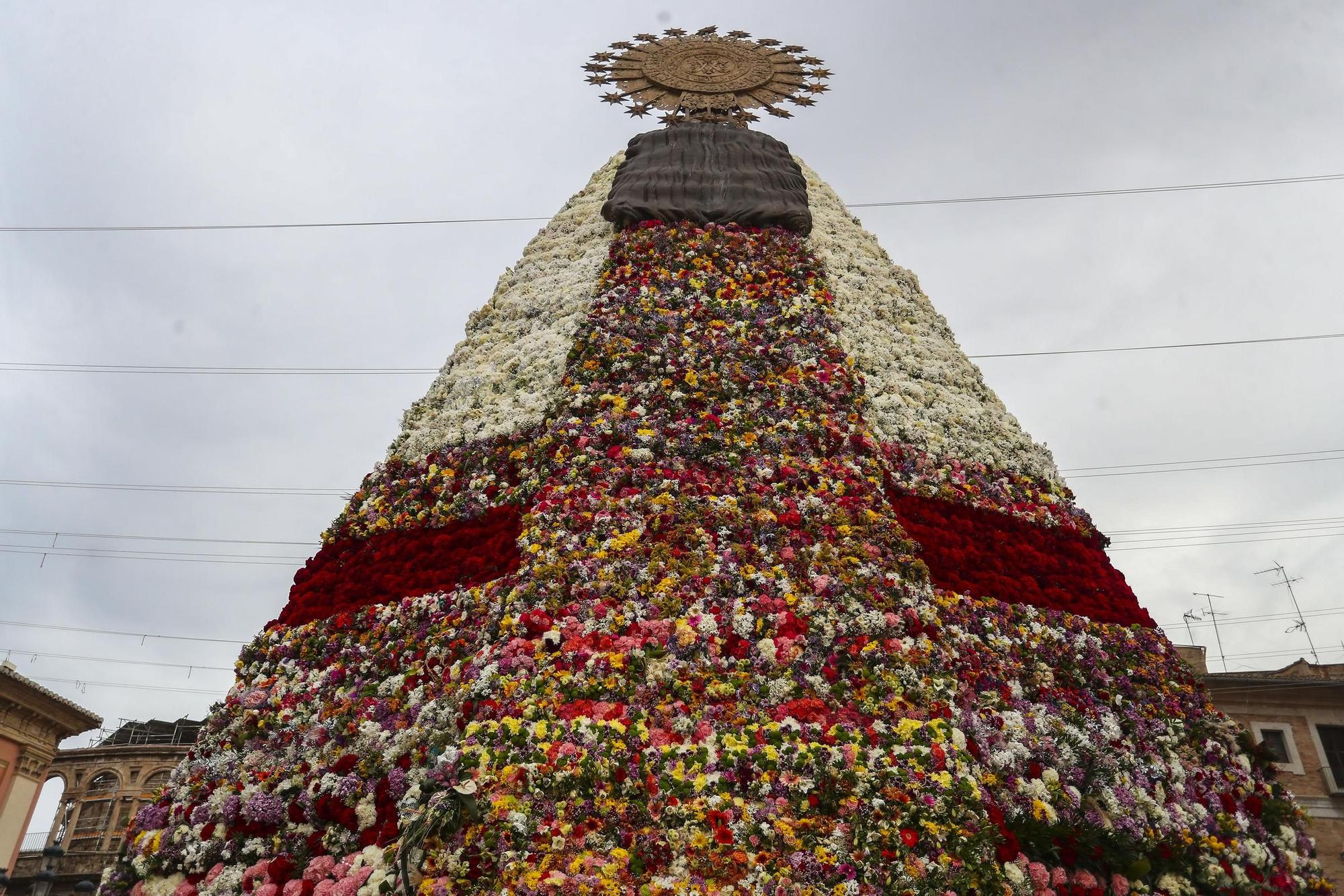 El manto de la Virgen que, ante la falta de clavel, se hizo "multicolor" y también gustó.