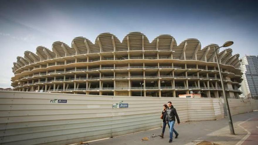 Una imagen del esqueleto del nuevo estadio del Valencia CF, que lleva así más de una década.