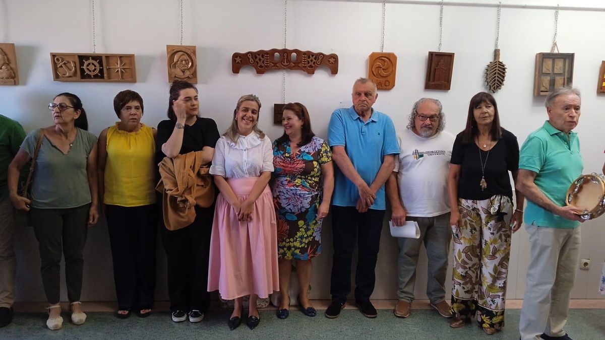 Socios de Adicam y miembros del Concello de Cangas durante la inauguración