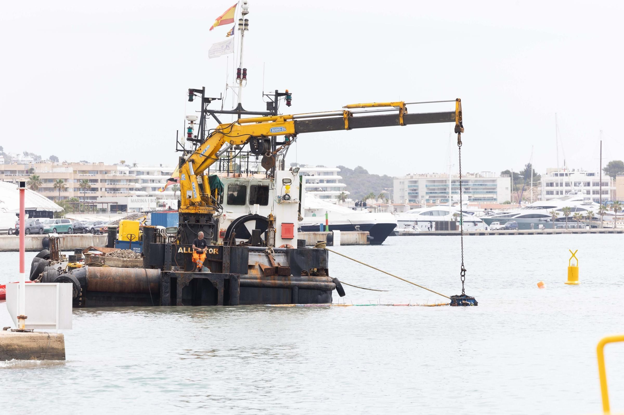 Preocupación por unos trabajos de dragado en pleno puerto de Ibiza