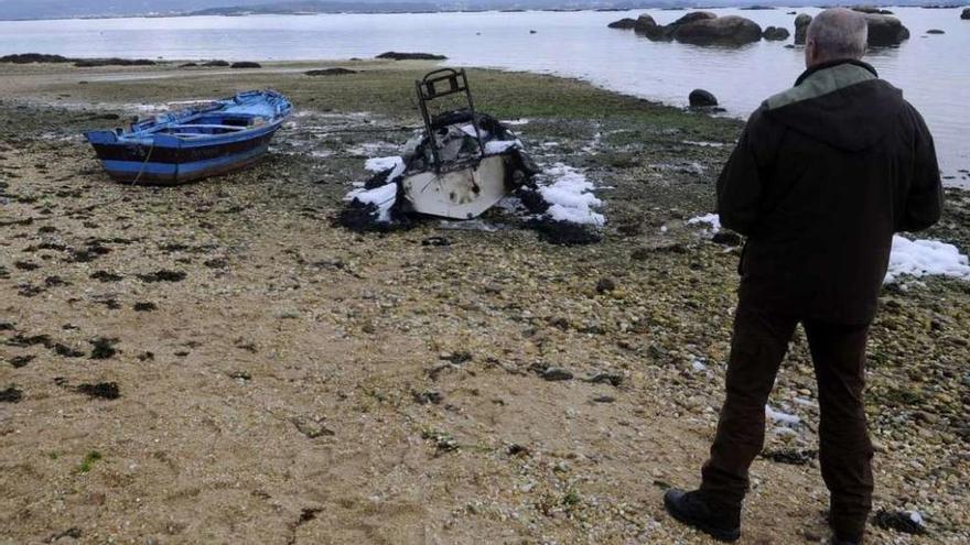 La lancha del centro de tecnificación de vela quedó totalmente calcinada. // Noé Parga