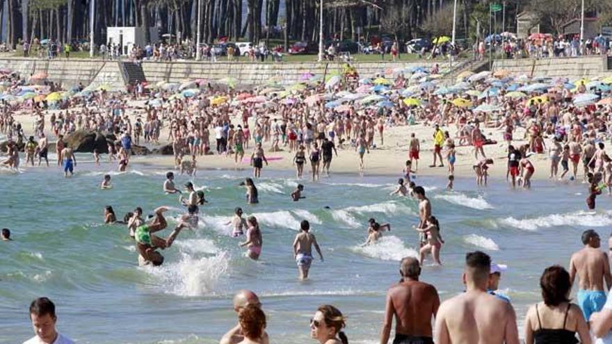 Bañistas en Samil. // J. Lores