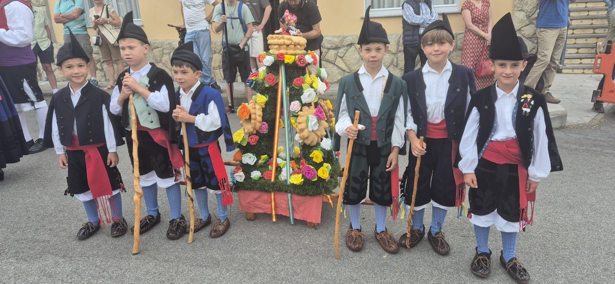 fiestas de San Juan y San Pedro en Arenas de Cabrales.