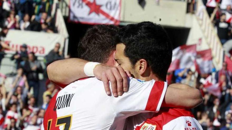 Quini felicita a Michu ayer en Vallecas.