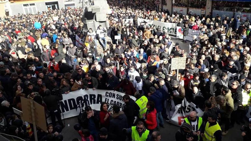 Manifestantes, ayer en Andorra (Teruel), en la plaza del &quot;Monumento al minero&quot;.