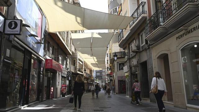 Algunas de las principales calles del centro de Elche ya cuentan con toldos durante los meses estivales.