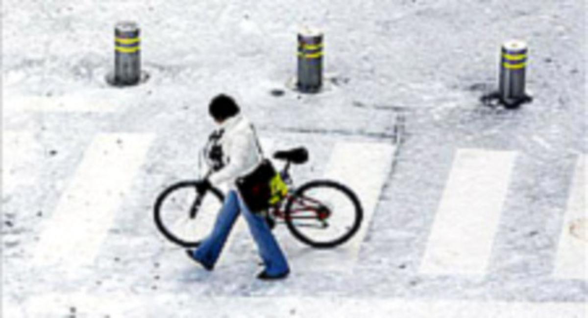 Un ciclista travessa un pas de vianants glaçat a Pamplona. Un ciclista travessa un pas de vianants glaçat a Pamplona.
