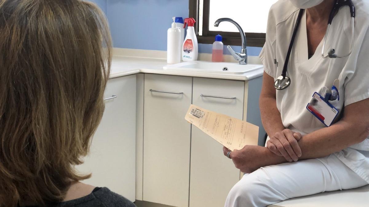 Una doctora atienda a una paciente en su consulta
