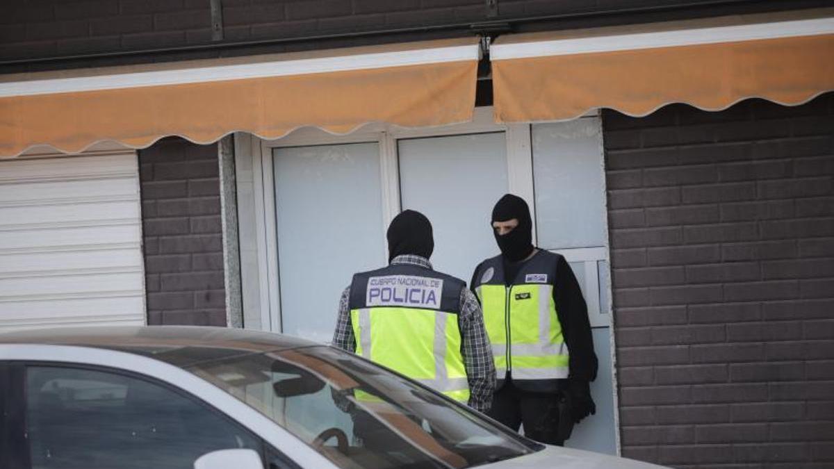 Agentes de la Policía Nacional, durante uno de los registros practicados este martes en Melilla.