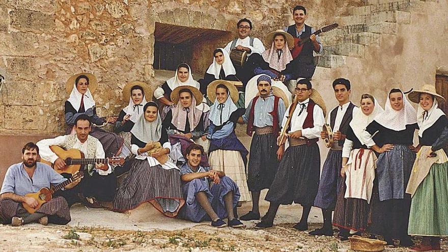 Foto de familia de Aires des Pla de MarratxÃ­. En el centro, con bigote, el fundador de la agrupaciÃ³n, Bernat Cabot.