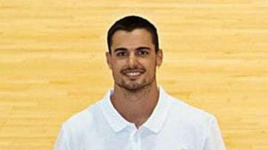 Alberto Abalde posa con la camiseta del Real Madrid.