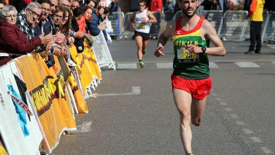 Iván Roade, con Pablo Dapena al fondo, durante el recorrido.